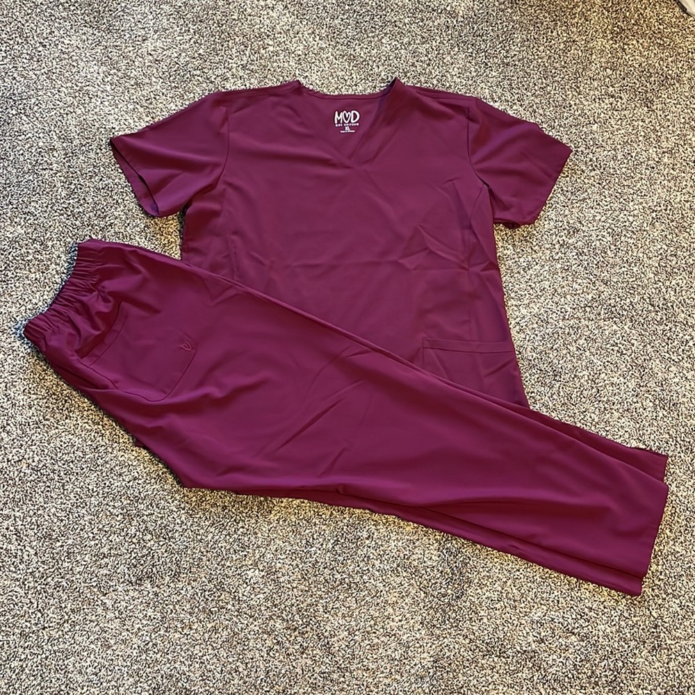 Women’s Scrub Set! Stretchy and soft! Doesn’t fit me but are in great shape!